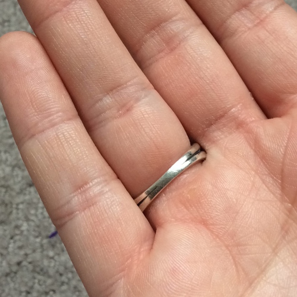 Crossed Ring - Picture 2 of 4
